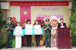 Các đơn vị BĐBP tham dự khai giảng, tặng quà các cháu học sinh nhân dịp đầu năm học mới