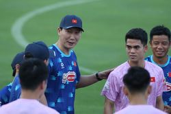 HLV Kim Sang-sik tung thủ môn Văn Lâm, Quế Ngọc Hải ra đấu tuyển Nga; Thủ môn PSG nạp nước liên tục, cố thích nghi thời tiết Hà Nội