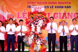 Phó Bí thư Tỉnh ủy Nghệ An Hoàng Nghĩa Hiếu dự lễ khai giảng tại Trường THCS Lê Xuân Đào (Hưng Nguyên)