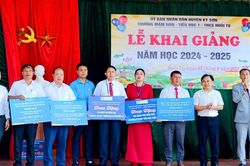 Đảng ủy Khối Doanh nghiệp tỉnh trao quà học sinh Kỳ Sơn nhân dịp năm học mới