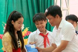 Công ty Thủy điện Bản Vẽ trao nhiều phần quà cho các trường học ở Tương Dương nhân dịp năm học mới