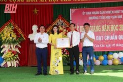 Phó Chủ tịch UBND tỉnh Đầu Thanh Tùng dự lễ khai giảng năm học mới tại Trường Tiểu học Cán Khê