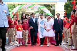 Thủ tướng Phạm Minh Chính dự khai giảng với thầy trò trường PTCS Nguyễn Đình Chiểu