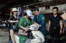 Cận cảnh người dân ở chung cư cũ Hà Nội di dời trong đêm tránh siêu bão