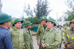 Chủ tịch UBND tỉnh Nghệ An Nguyễn Đức Trung kiểm tra, chỉ đạo công tác ứng phó với bão số 3