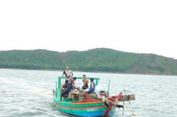 Tàu cá Nghệ An 'chạy' bão số 3 bị sóng đánh dạt vào bờ