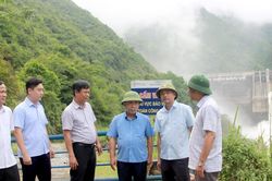 Ứng phó bão số 3: Phó Chủ tịch UBND tỉnh Nghệ An Nguyễn Văn Đệ kiểm tra tại huyện Kỳ Sơn, Tương Dương