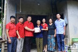 Tặng quà, động viên gia đình đặc biệt khó khăn