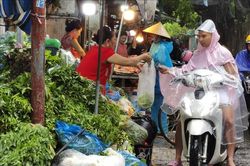 Hà Nội đường phố thưa vắng, người dân tranh thủ đi chợ sớm trước khi bão số 3 đổ bộ