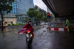 Bão Yagi quần thảo Hà Nội: Gió mạnh giật tung áo mưa, người dân vật lộn trên đường về nhà