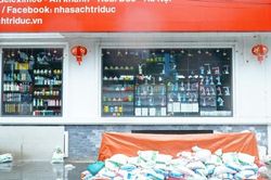 Người Hà Nội 'đắp đê' trước cửa nhà để chống ngập khi bão đổ bộ