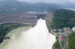 Hồ thủy điện Hòa Bình, Tuyên Quang đồng loạt mở cửa xả lũ