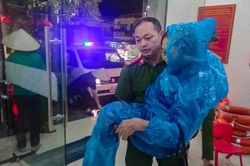 Thành phố Yên Bái nước dâng liên tục, người dân chạy lũ trong đêm