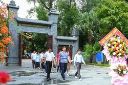 Báo Pasaxon dâng hương, dâng hoa tưởng niệm Chủ tịch Hồ Chí Minh