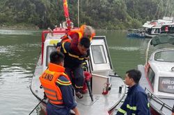 Người đàn ông xúc động khi được Công an giải cứu trong bão