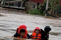 Cảnh sát PCCC Bắc Giang lội nước giúp dân vượt lũ