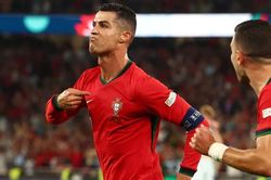 Ronaldo rực sáng, ghi bàn thắng thứ 901 giúp Bồ Đào Nha lội ngược dòng trước Scotland