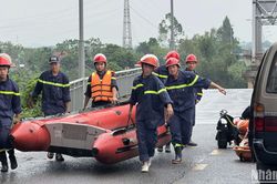 Các lực lượng sẵn sàng cứu hộ cứu nạn tại cầu Phong Châu