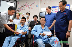 Phó chủ tịch Quốc hội Trần Quang Phương thăm hỏi nạn nhân vụ sập cầu Phong Châu