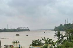 Yêu cầu huy động mọi lực lượng, phương tiện cứu nạn nhân vụ sập cầu Phong Châu