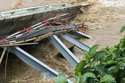 Hiện trường cầu Phong Châu sau khi bị sập