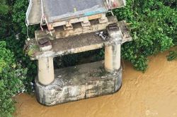 Nguyên nhân sập cầu Phong Châu