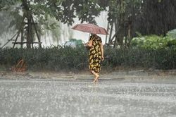 Bắc Bộ tiếp tục mưa lớn, Nam Bộ ngày nắng, chiều mưa