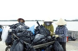 Chuyện về những người nhặt rác trên biển