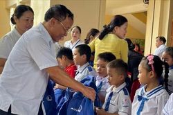 Trao tặng dụng cụ học tập cho trẻ em khó khăn ở huyện Quỳ Châu