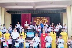 Cụ ông ở Thanh Chương hỗ trợ địa phương làm đường bê tông, xây nhà tình nghĩa