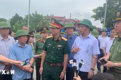 Phó Thủ tướng Hồ Đức Phớc kiểm tra tại hiện trường vụ sập cầu Phong Châu