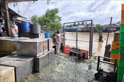 Xây rào chắn tại bến sông gây khó khăn cho người dân