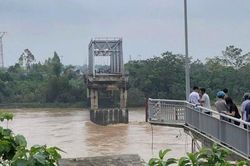 Clip sập cầu Phong Châu: Xác định 10 ô tô, 2 xe máy và 13 người bị nước cuốn trôi