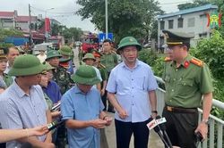 Phó Thủ tướng Hồ Đức Phớc có mặt tại hiện trường sập nhịp cầu Phong Châu