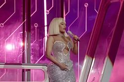 Nicki Minaj diện thiết kế của Phạm Đăng Anh Thư trong liveshow tại New York