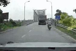 Khoảnh khắc cầu Phong Châu bất ngờ đổ sập, nhiều phương tiện rơi xuống sông