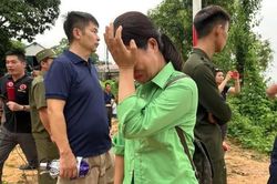 Xót xa tiếng khóc thương nạn nhân vụ sập cầu Phong Châu: 'Dòng nước lớn như thế này sao mà cứu được em đây em ơi!'