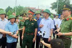 Phó Thủ tướng có mặt tại hiện trường sập cầu Phong Châu chỉ đạo tìm kiếm cứu nạn cứu hộ