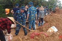 Học viện Phòng không - Không quân giúp dân gia cố sạt lở bờ sông Tích