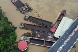 Mực nước sông Lô dâng cao, hàng loạt tàu mắc kẹt vào cầu Vĩnh Phú