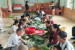 Người dân Nghệ An gói bánh chưng ủng hộ đồng bào vùng lũ miền Bắc