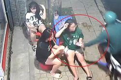 CLIP: Thanh niên đi xe máy lên vỉa hè giật điện thoại của bé gái và cái kết khiến ai cũng hả dạ
