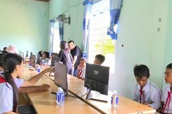 Trao tặng 2 'Phòng tin học cho em' tại Krông Pa