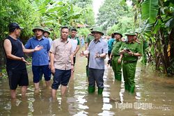 Chủ tịch UBND tỉnh Nguyễn Văn Sơn chỉ đạo ứng phó lũ từ sông Chảy