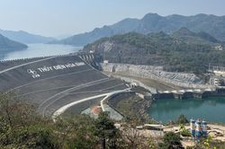 Đóng thêm cửa xả đáy hồ thủy điện Hòa Bình, Tuyên Quang