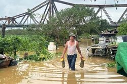 Người dân bãi giữa sông Hồng tất tả 'chạy' lũ
