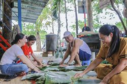 Tình đồng bào giữa mưa lũ: Người dân thức xuyên đêm gói bánh gửi đi cứu trợ