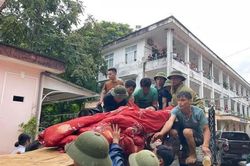 Số người chết và mất tích do bão và mưa lũ tăng lên 200 người