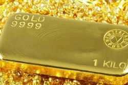 Chờ thông tin từ Mỹ, giá vàng neo trên ngưỡng 2.500 USD/ounce