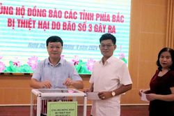 Cán bộ, công chức Cơ quan Đảng ủy Khối các cơ quan tỉnh Nghệ An ủng hộ đồng bào bị lũ lụt